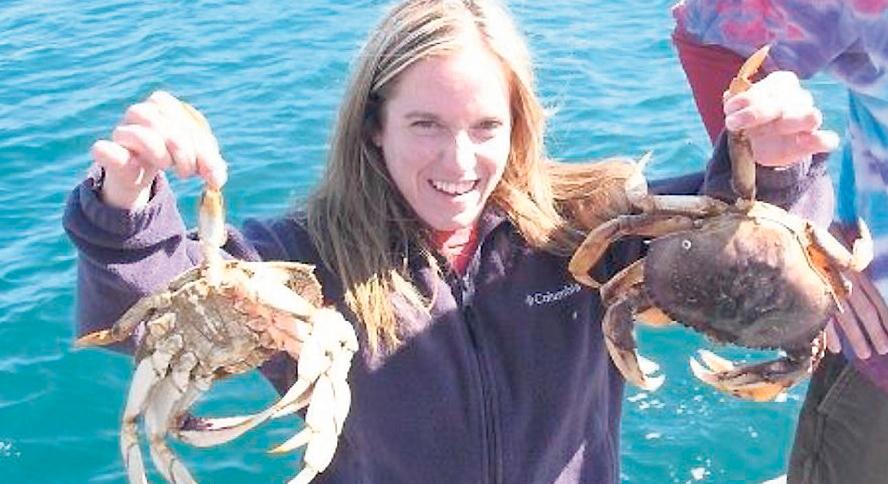 Dödad på joggingturen Candice Berner, 32, på en privat bild från förra året när hon var ute och fiskade krabbor med sina elever.