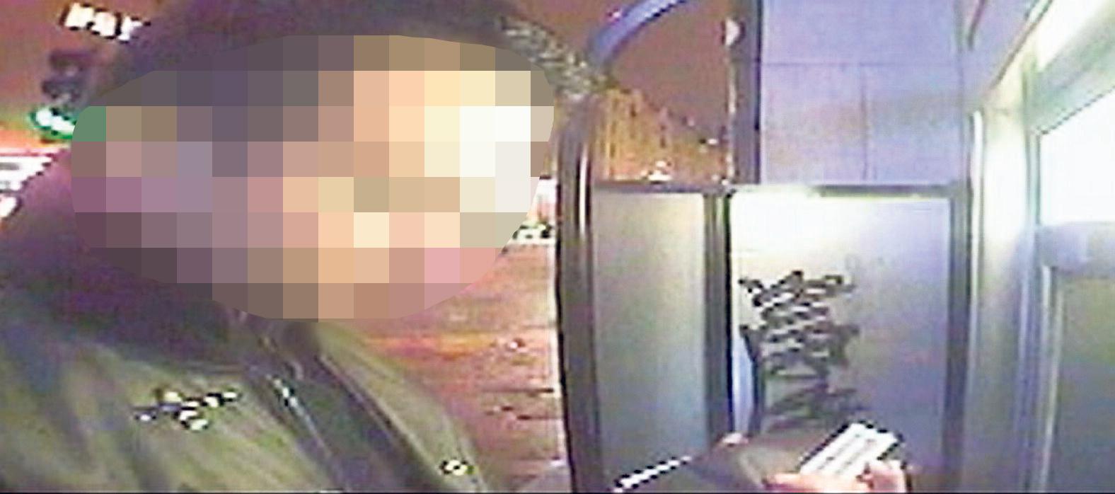 Finns på film Mannen som rånat flera bankomater har inte dolt sitt ansikte. Här fångas han av en övervakningskamera.
