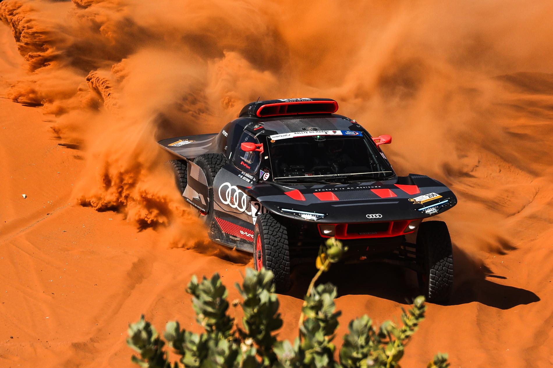 Mattias Ekström och Emil Bergkvist kör för seger i Rally Dakar