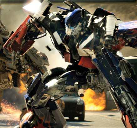 BOOM! KRASCH! Robotar från rymden använder jorden som slagfält i ”Transformers”. Specialeffekterna får en att häpna.