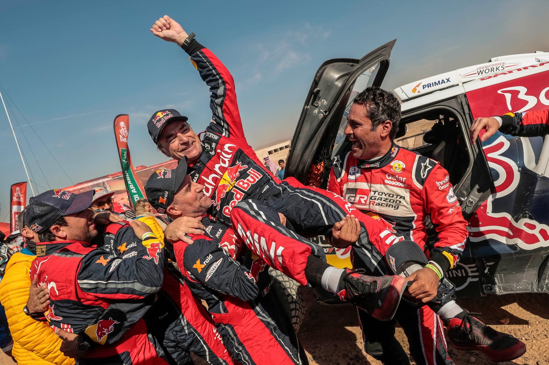 Carlos Sainz hyllas efter segern i Dakarrallyt.