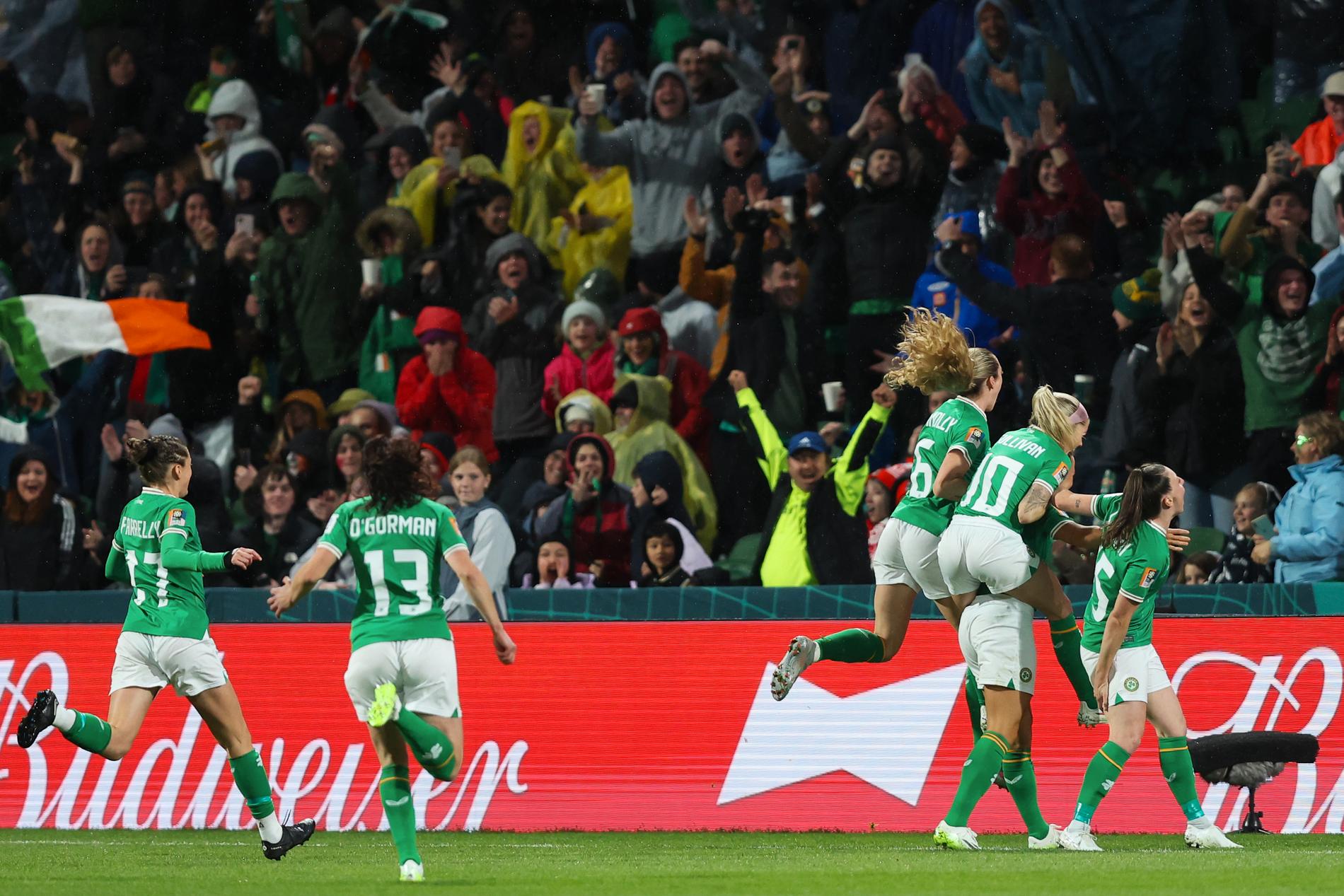 Irland firar nationens första mål någonsin i fotbolls-VM på damsidan.