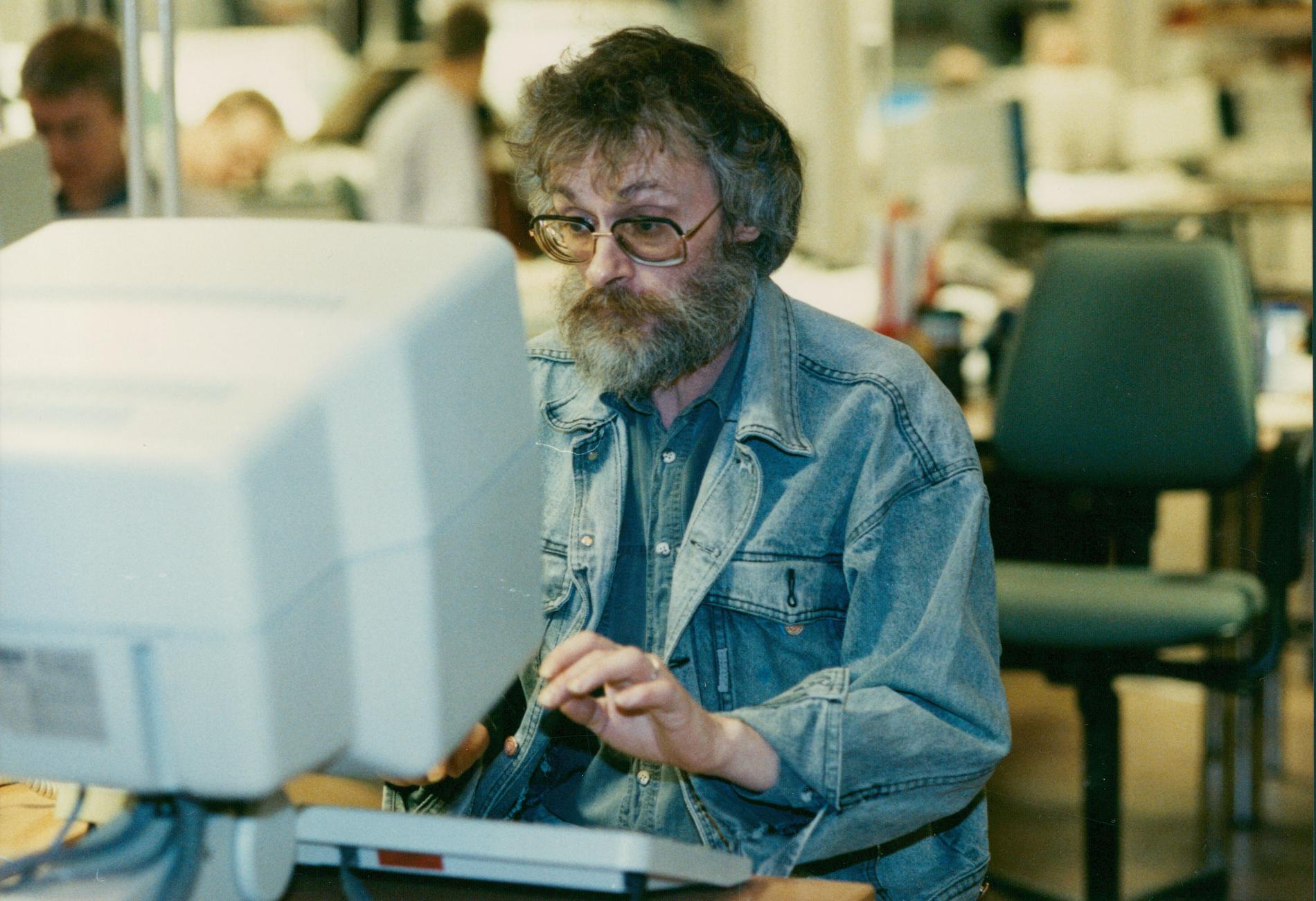 Åke Berglund sitter vid sin dator på Aftonbladets redaktion i Globen.