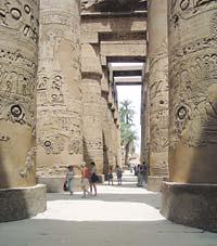 Karnak var Egyptens viktigaste helgedom under det nya riket, mellan år 1000 och år 1500 före Kristus. Templen domineras av den 105 meter långa hypostylhallen, med 134 kolonner i 16 rader.