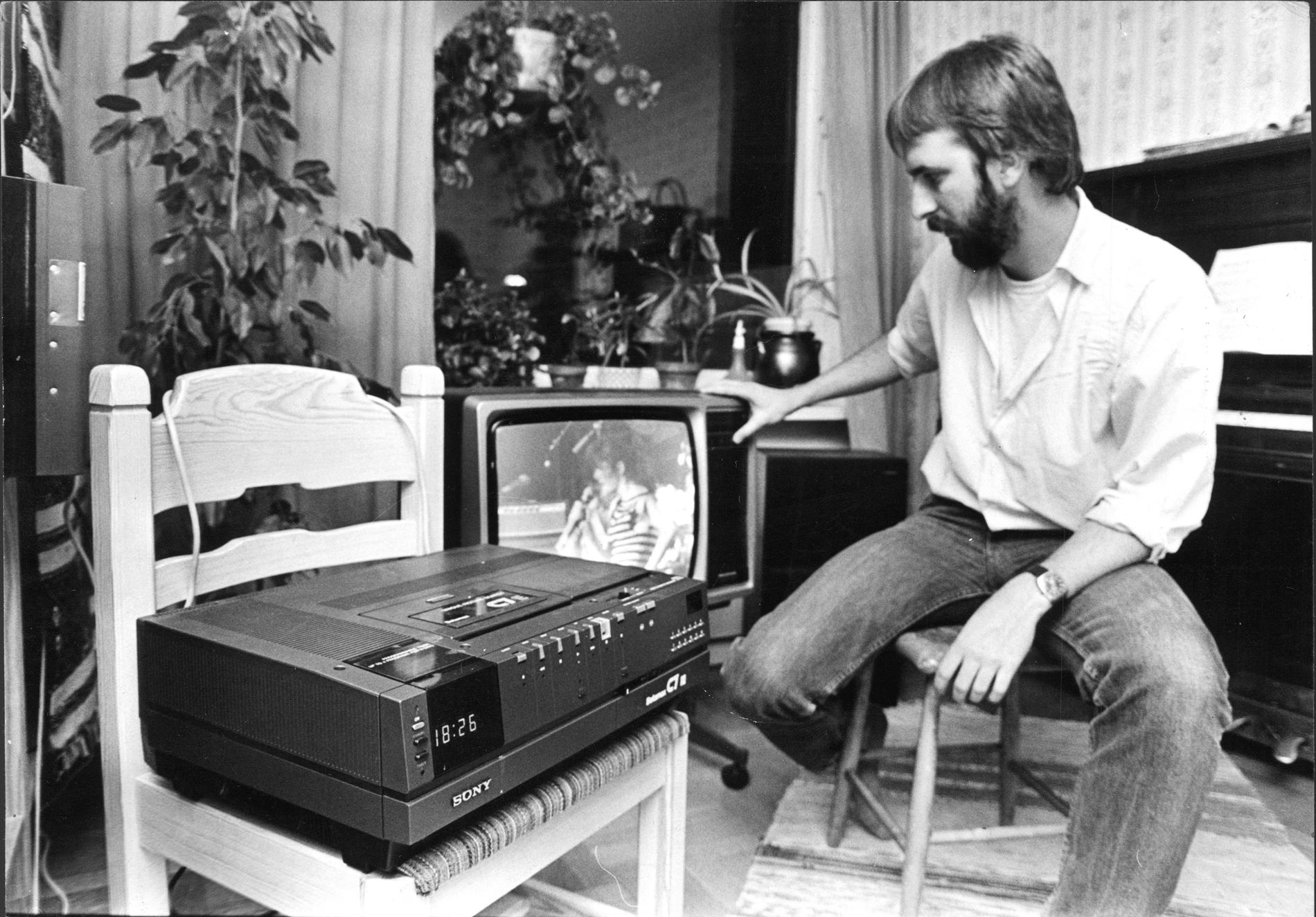 Dåvarande Aftonbladet-reportern Anders Hvidfeldt med en Sony Betamax Video - SL-C7 1981.