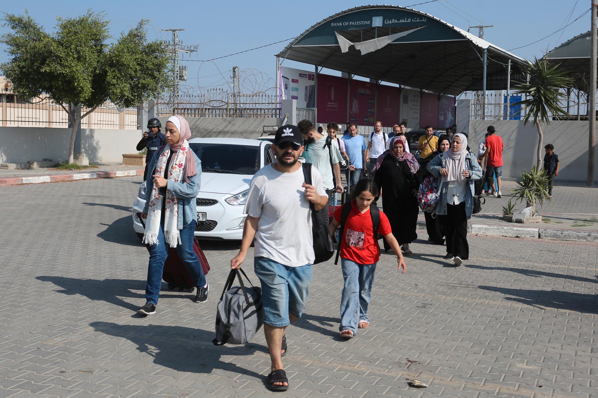 Palestinier lämnar Gaza i början av november.