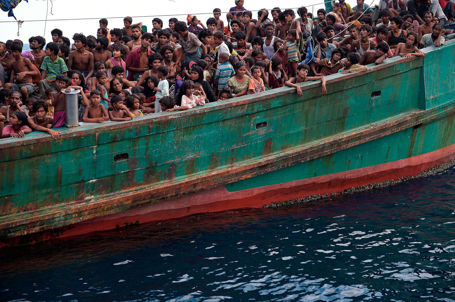 Tusentals båtflyktingar driver runt på Andamansjön utan att kunna ta sig i land.