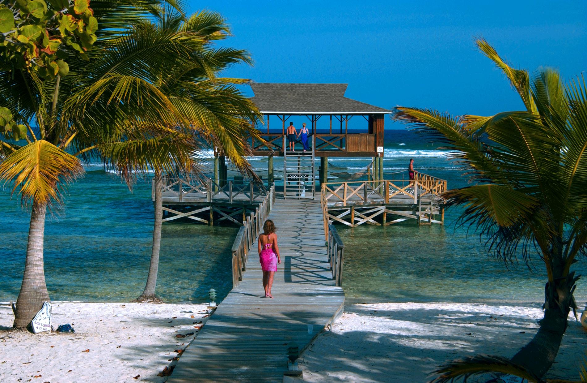 22. Grand Cayman, Caymanöarna Den största av Caymanöarna i Karibiska havet. Detta är ett semesterparadis med en historia som involverar bland annat pirater. Öns Seven Mile Beach är känd för sin vita korallsand och sitt genomskinliga vatten. Ön har också spännande dykning och snorkling.
Missa inte: Stingray City, där stingrockorna simmar alldeles intill dig.