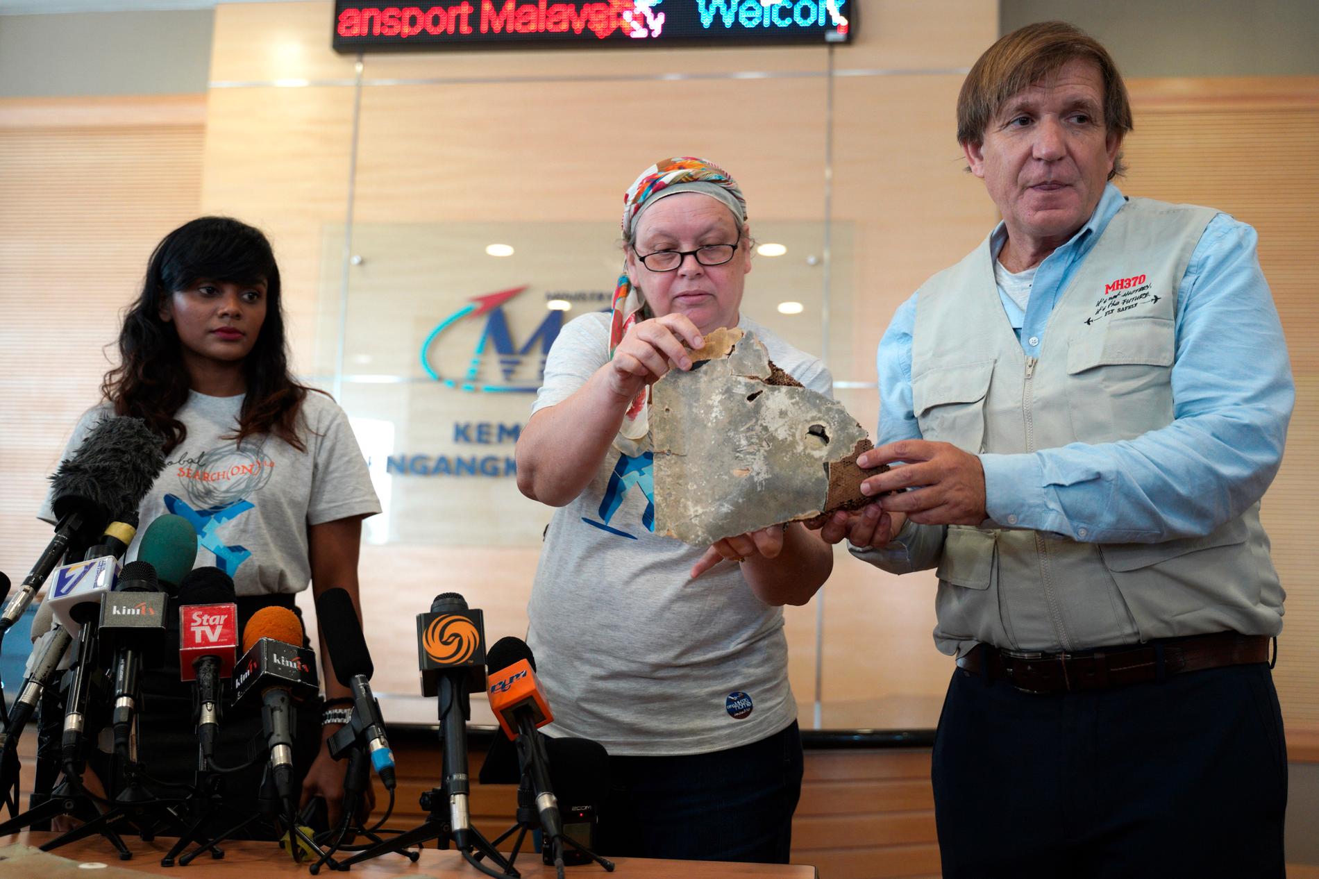 Representanter för de anhöriga till MH370-offren har lämnat över nyfunna vrakdelar till myndigheterna i Malaysia.