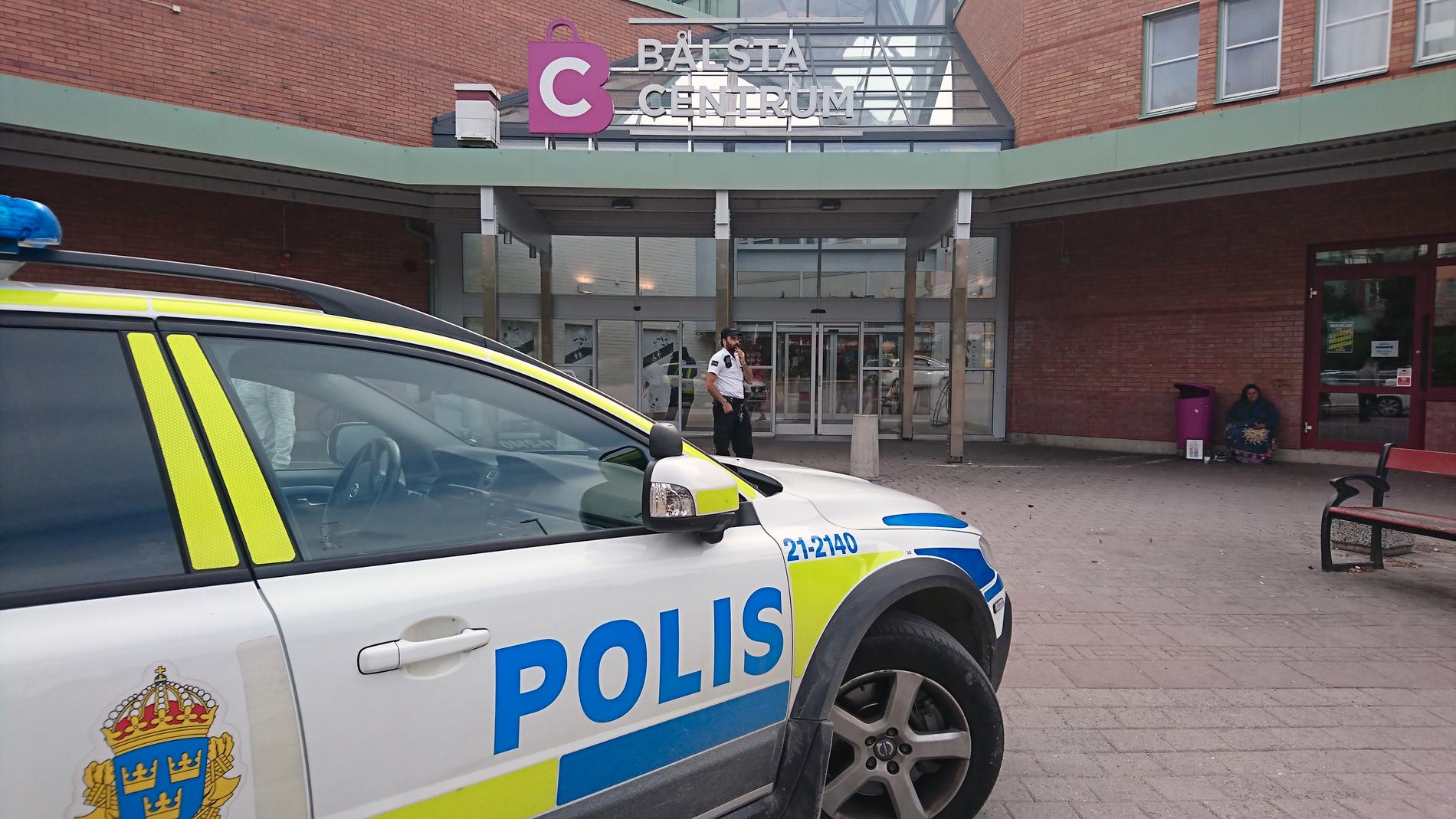 En telefonbutik rånades i Bålsta Centrum på måndagen.