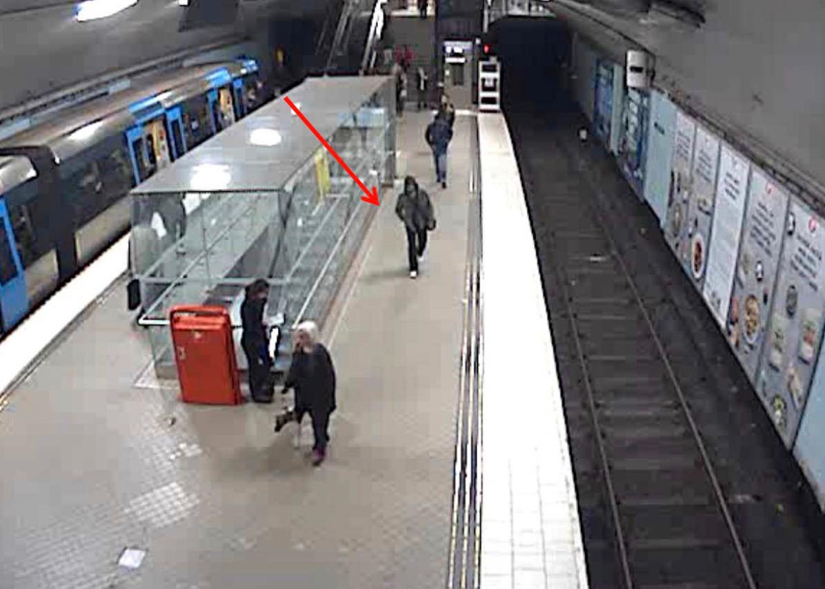 Övervakningsbilder visa Rakhmat Akilov vid Odenplan innan attacken på Drottninggatan. 