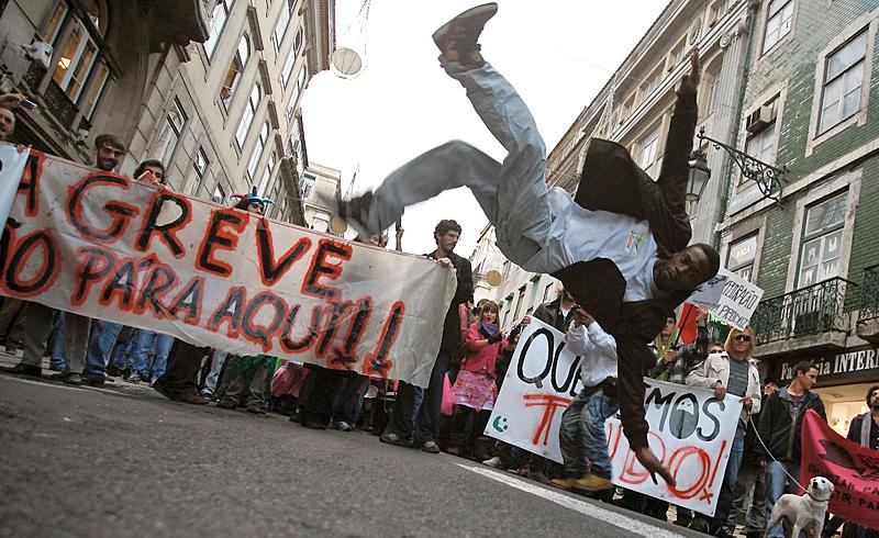 på gatorna I veckan höjdes röda fanor i Lissabon – en protest mot bland annat sänkta löner, neddragna pensioner och urholkade sociala rättigheter.