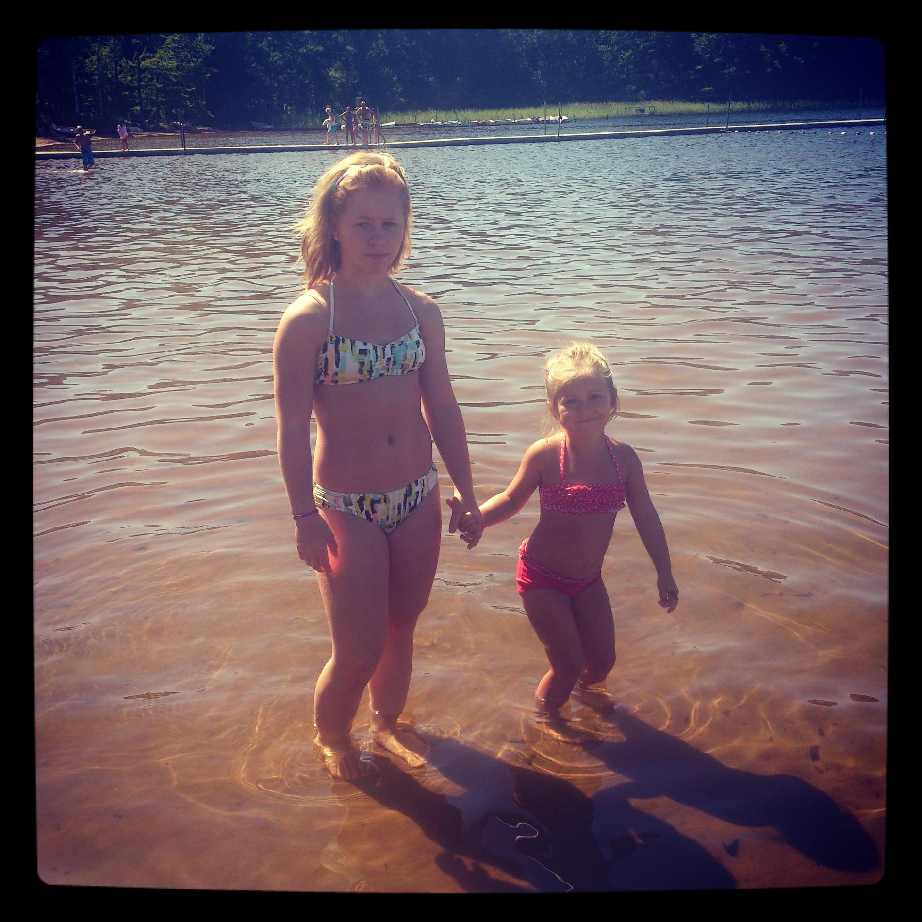 Rebecca och lillasyster Ellie i Lursjön!