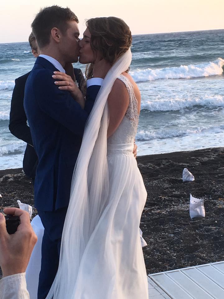 Peter och Ida gifte sig på Santorini.