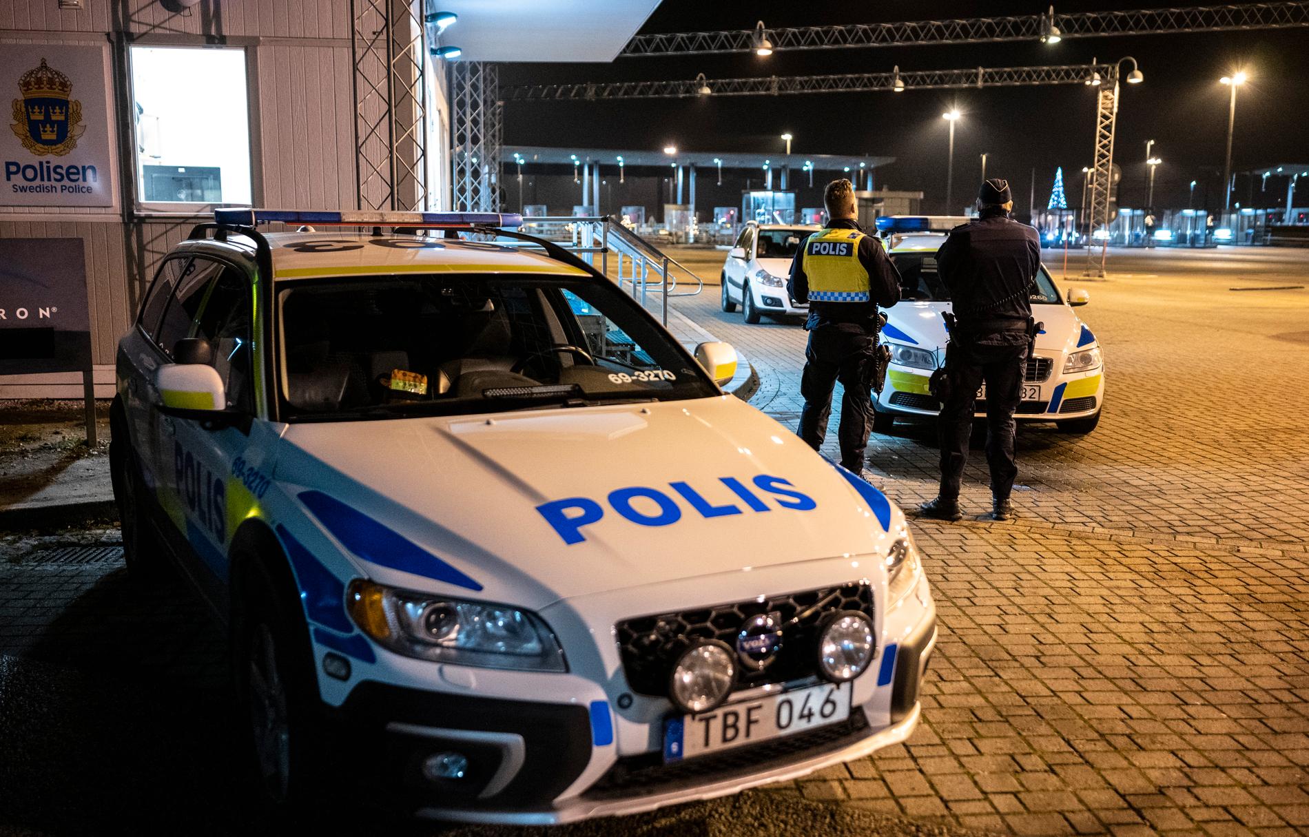 Personer som inte har rätt att komma in i Sverige vid danska gränsen eskorteras tillbaka av polis. 