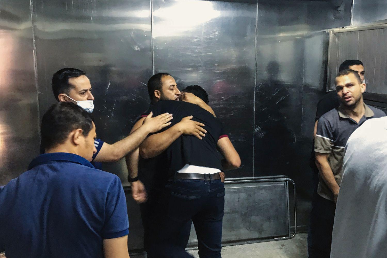 Sorg efter döda på ett sjukhus i Gaza.