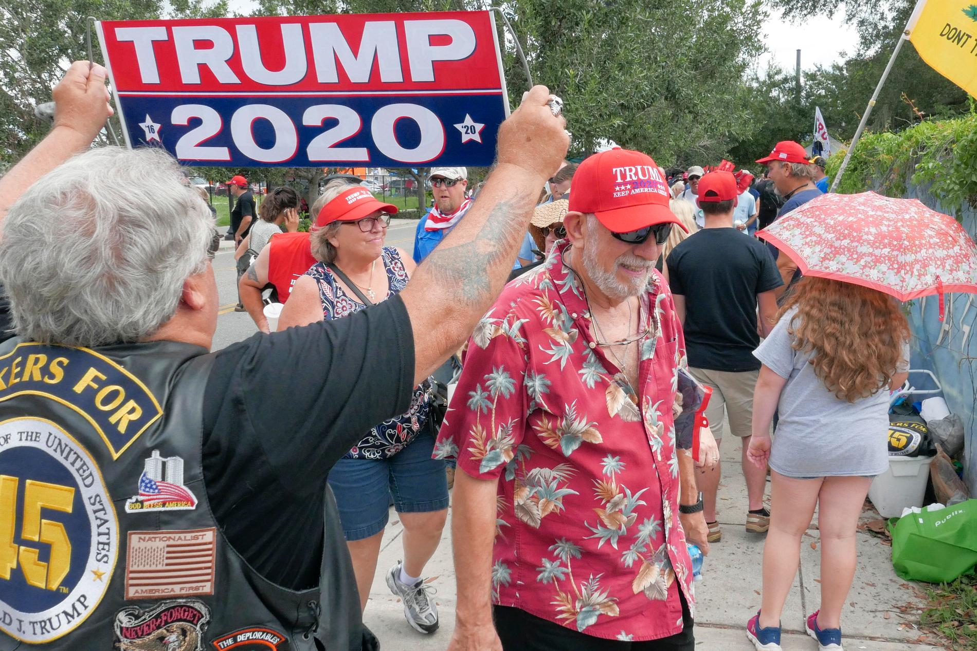 Trump-anhängare köar till evenemanget i Orlando.