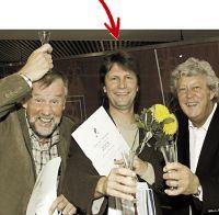 SKÅL Lennart Arnstad, till vänster, och Ulf Elfving, till höger, gratulerar Anders Byström – som skrev den bästa visan i snapsvise-SM.