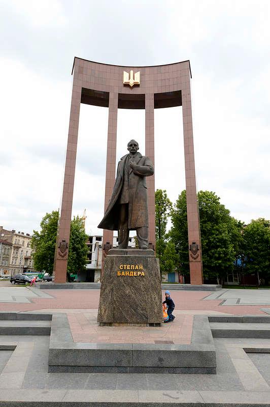 Nationalistledaren och nazikollaboratören Stepan Bandera hyllas med många monument och muséer. Foto: Björn Lindahl