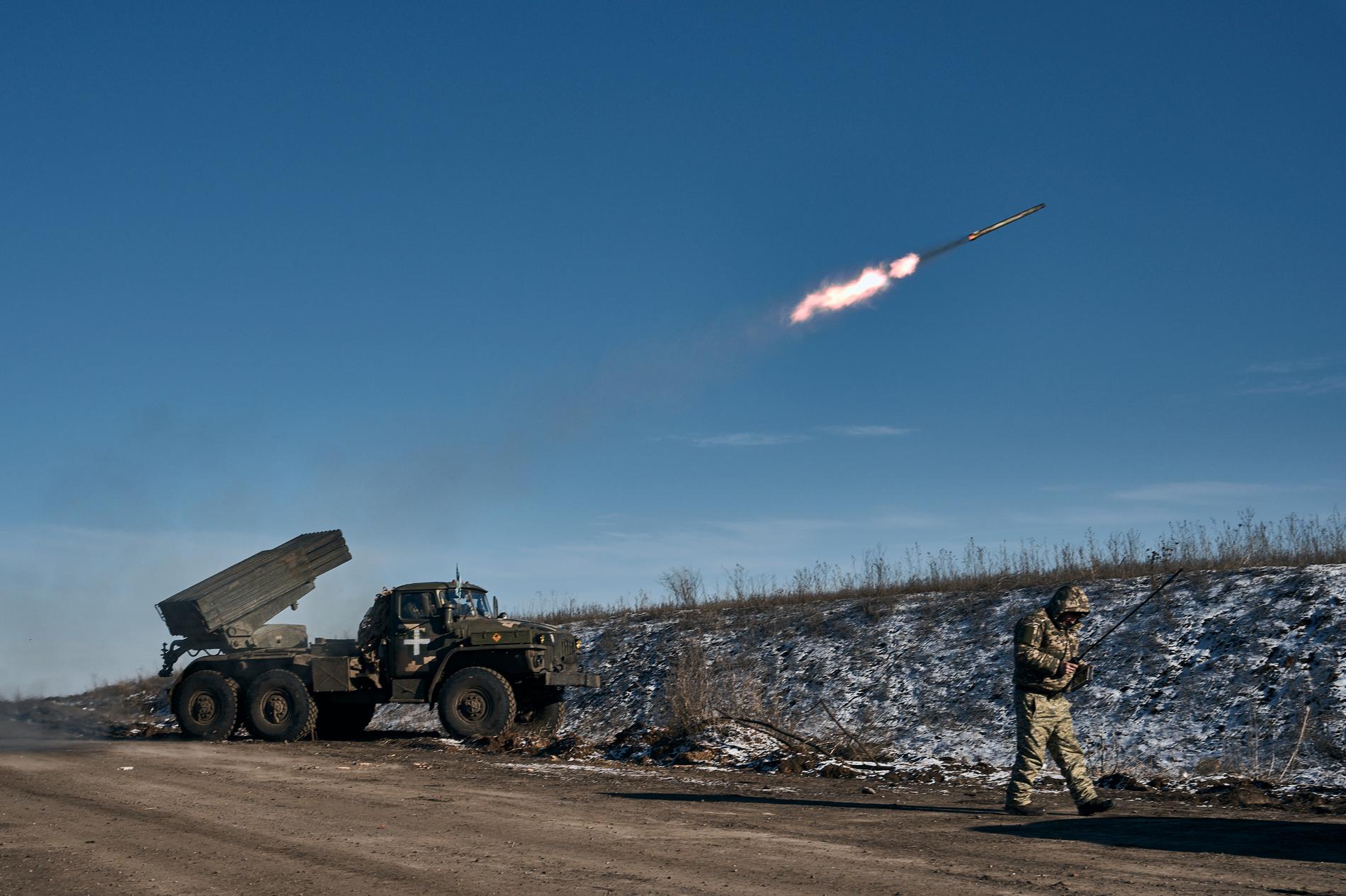 En ukrainsk robot avfyras mot ryska positioner i närheten av Soledar i regionen Donetsk den 11 januari.