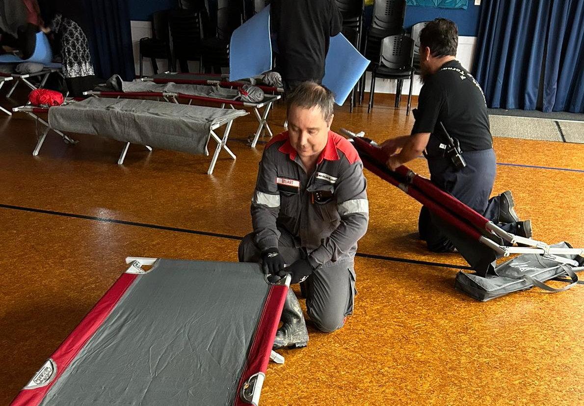 Stuart Whelan vid Röda Korset sätter upp tillfälliga sängplatser i Auckland.