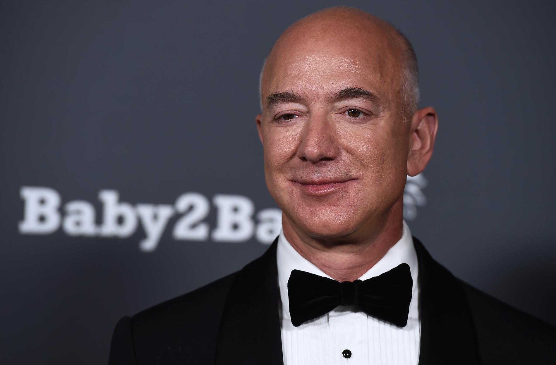 Amazongrundaren Jeff Bezos är till följd av kraftiga kursras på väg att petas från positionen som världens näst rikaste person. Arkivbild.