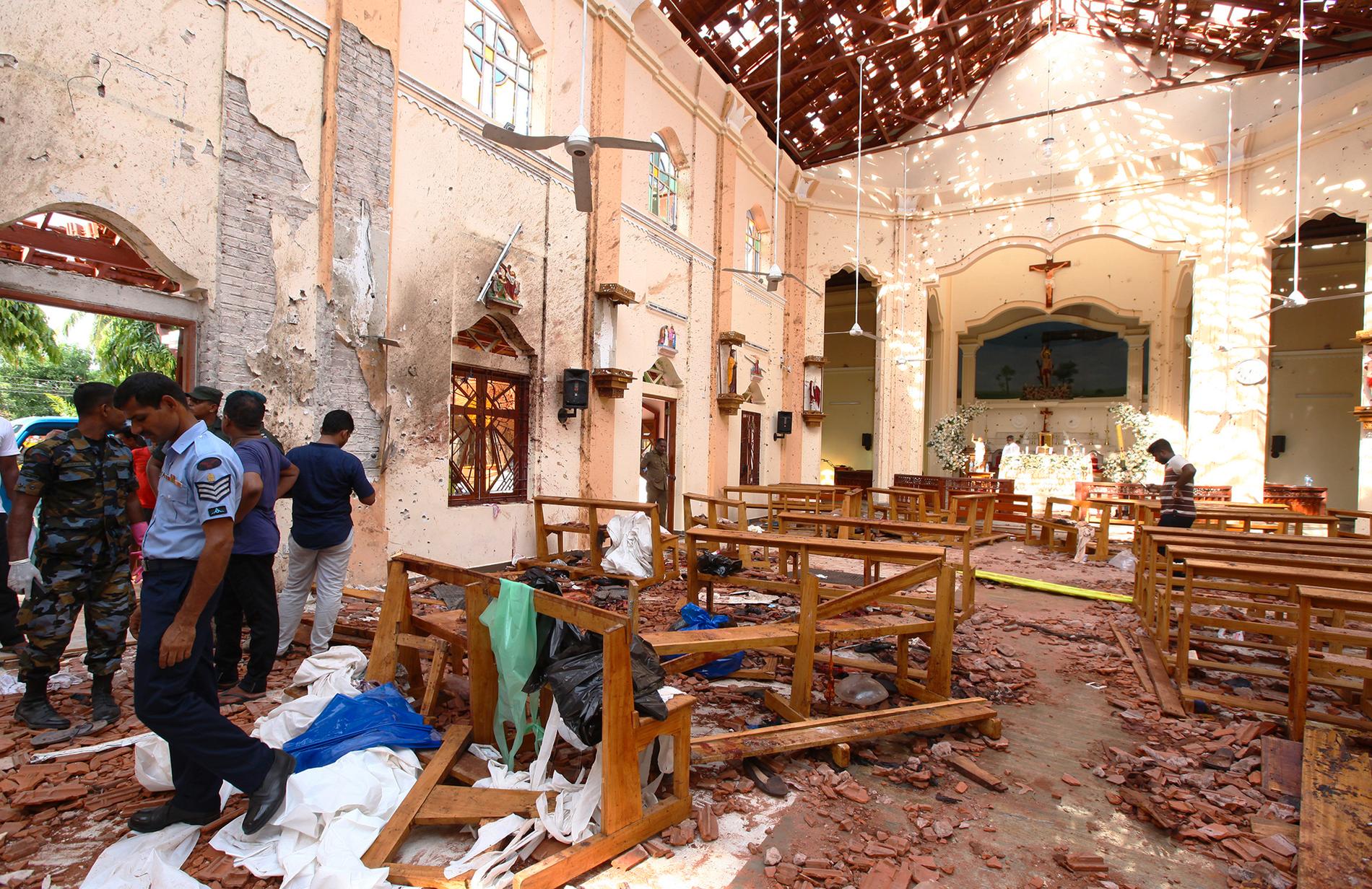 Polisen på plats i kyrkan St. Sebastian efter terrordådet i Sri Lanka.