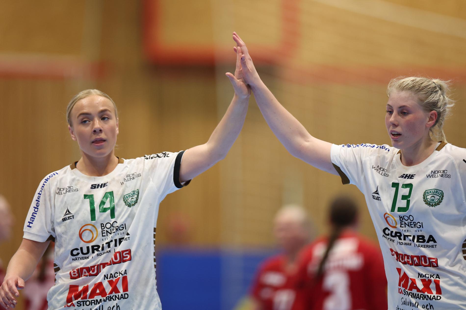 Skurus Vilma Mathijs Holmberg och Wilma Schelin jublar över ett av målen mot H65 Höör.
