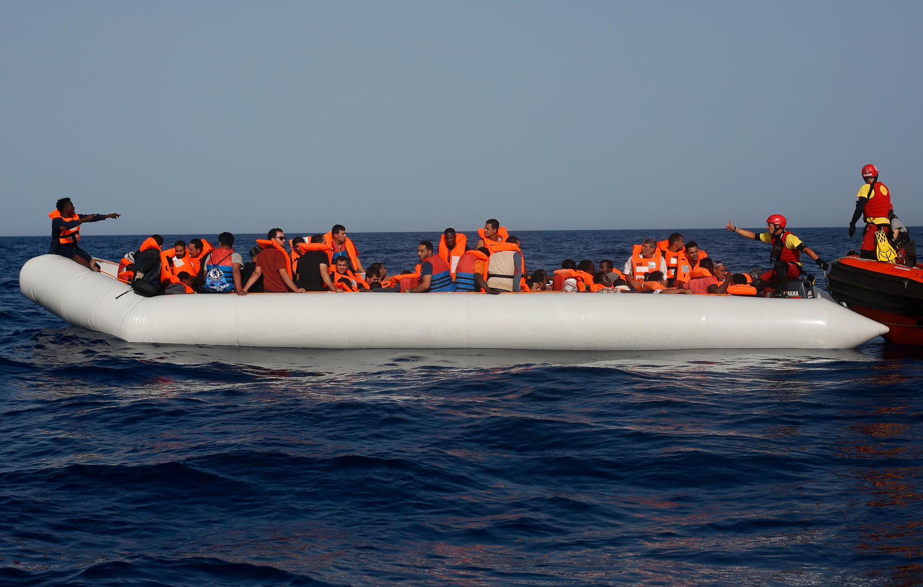 Antalet migranter som dör på medelhavet minskade förra året. På bilden har en grupp migranter precis räddats av en hjälporganisation utanför Libyens kust.
