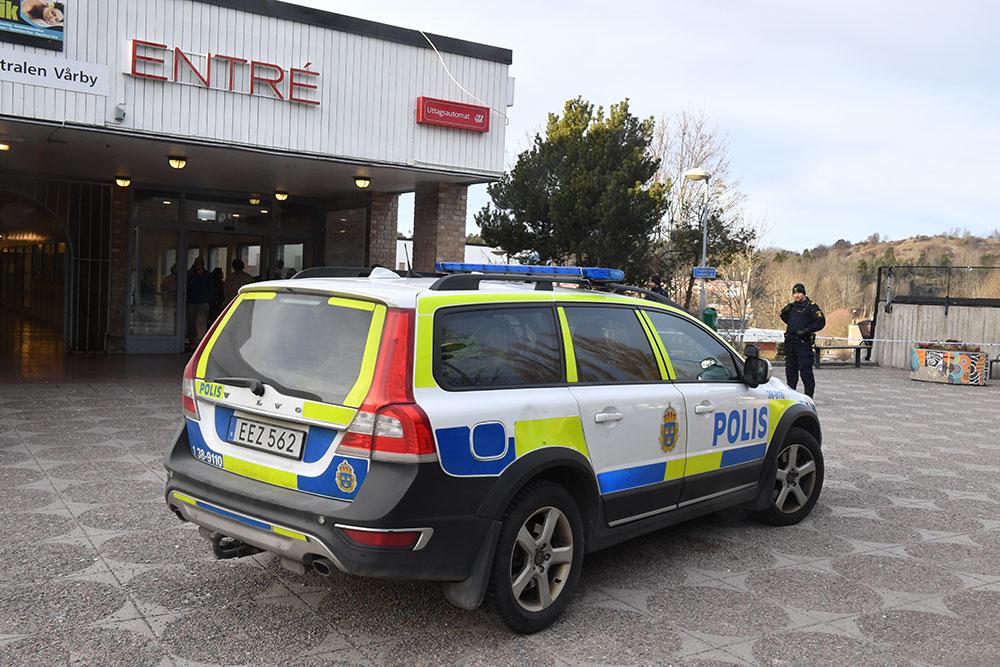 En polispatrull har larmat om en kraftig explosion vid tunnelbanan vid Vårby Gård. 