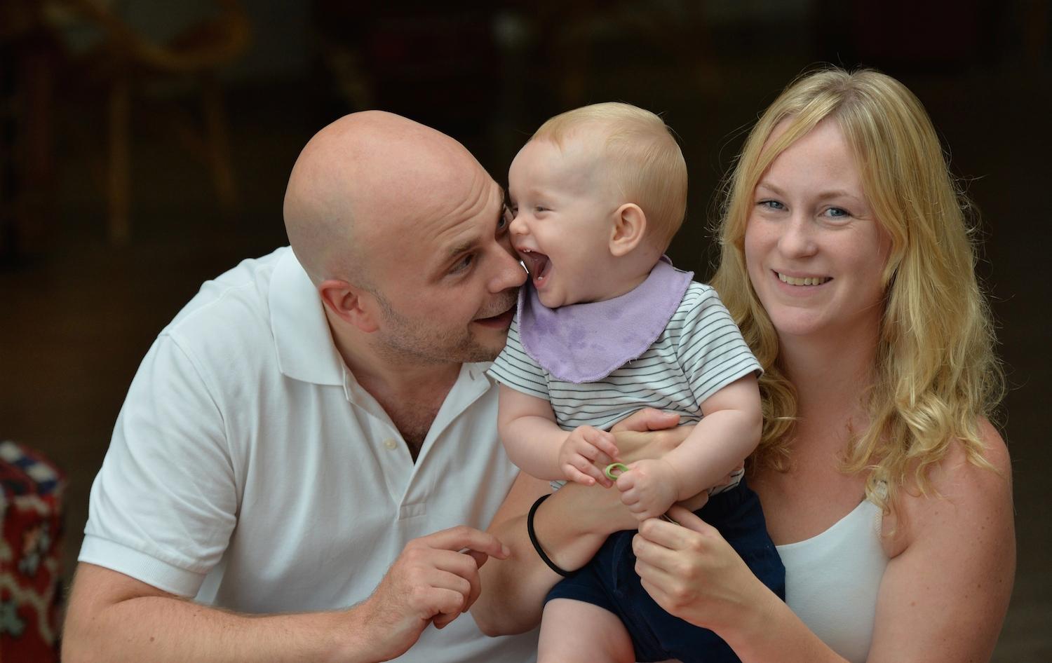 Elliot är ett mirakel Karin Nilsson, 36, med maken Johan och Elliot, 9 månader. Karin fick bröstcancer som 29-åring. Hon kom i klimakteriet av hormonbehandlingen. Hon slutade med medicinerna i förtid - och blev gravid på naturlig väg.