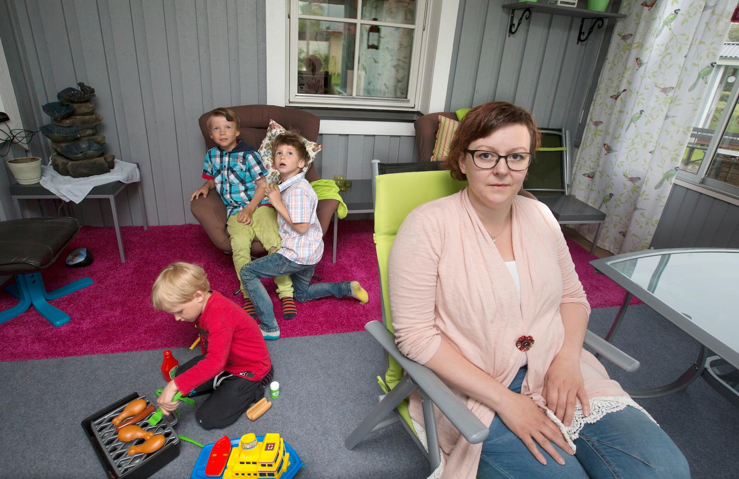 Carina Ekman, 38, har fött tre pojkar. Sixten, 8, Sten, 6, och Stig, 4. Hon gick med sin missade förlossningsskada i åtta år, innan den upptäcktes helt nyligen. Den har orsakat henne många svåra problem. Foto: JOAKIM NORDLUND