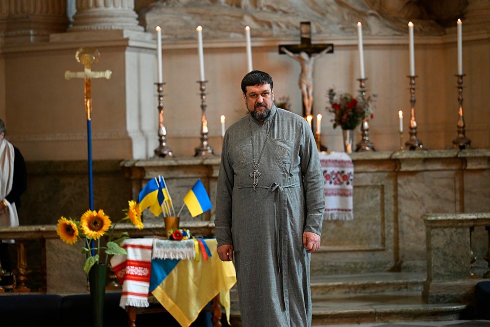 Fader Mykola Krygin kommer från den hårt drabbade staden Butja. Han höll i bönen tillsammans med Kungliga hovförsamlingens pastor Michael Bjerkhagen. 