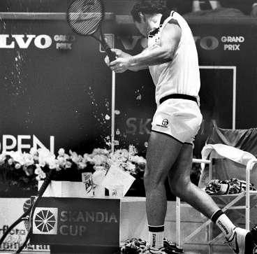 SPLASH! John McEnroe går lös på förfriskningsbordet under Stockholm Open 1984. Ex-frun Tatum O"Neal säger sig nu ha en förklaring till tennisstjärnans vilda beteende. "När han gjorde comeback tog han steroider", säger hon.