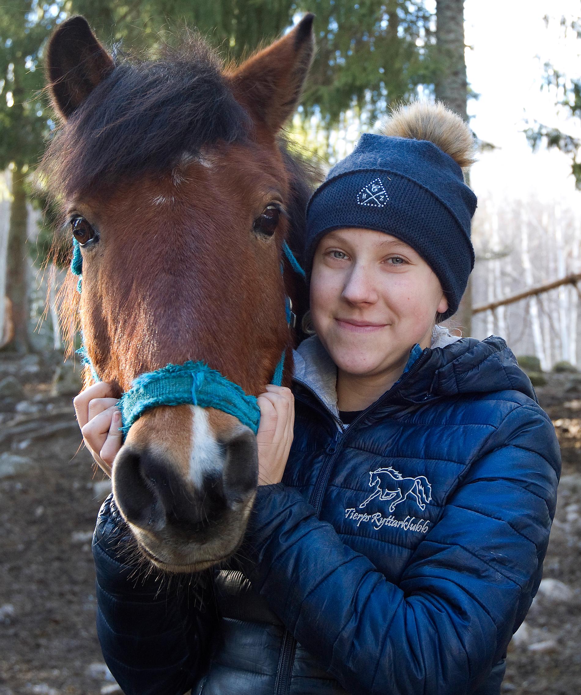 Cornelia Larsson från ridklubben har är med och visar hur man sköter om hästarna.  