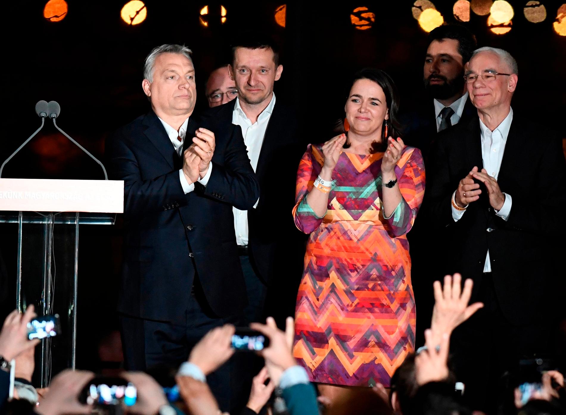 Viktor Orbán, till vänster, tillsammans med regeringsmedlemmar efter valvinsten.