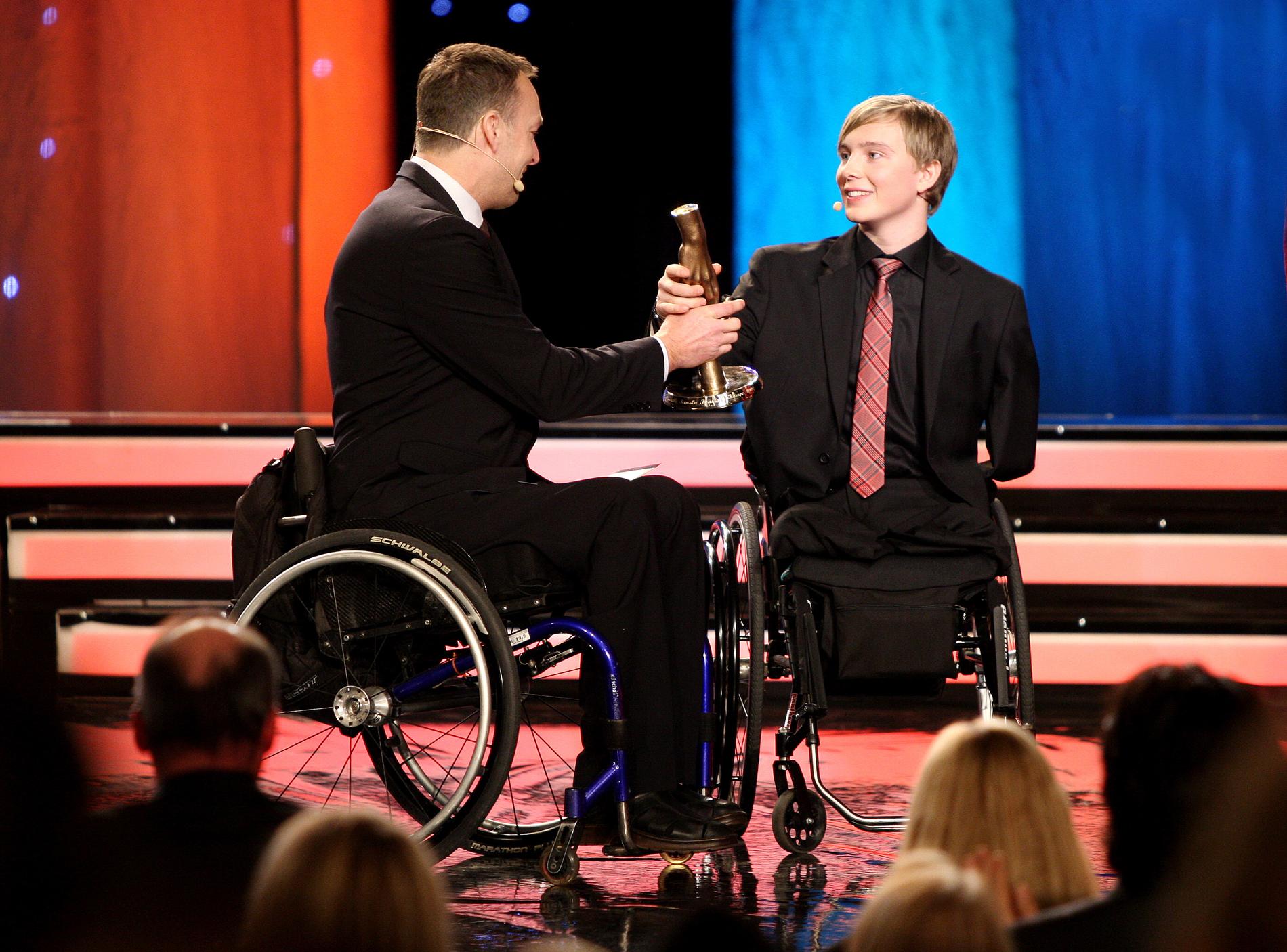 Christoffer Lindhe fick ta emot utmärkelsen Årets Kämpe på Svenska hjältars gala 2008 av Tomas Fogdö.