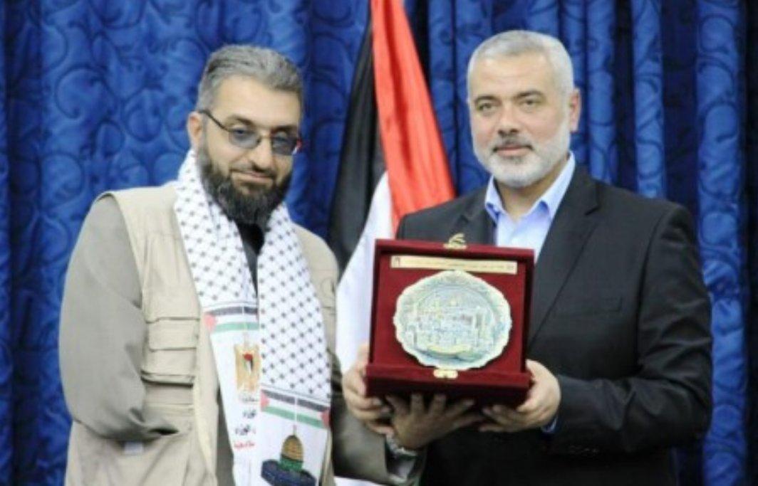 Amin Abu Rashid tar emot en hedersutmärkelse från högt uppsatte Hamasledaren Ismail Haniyeh.