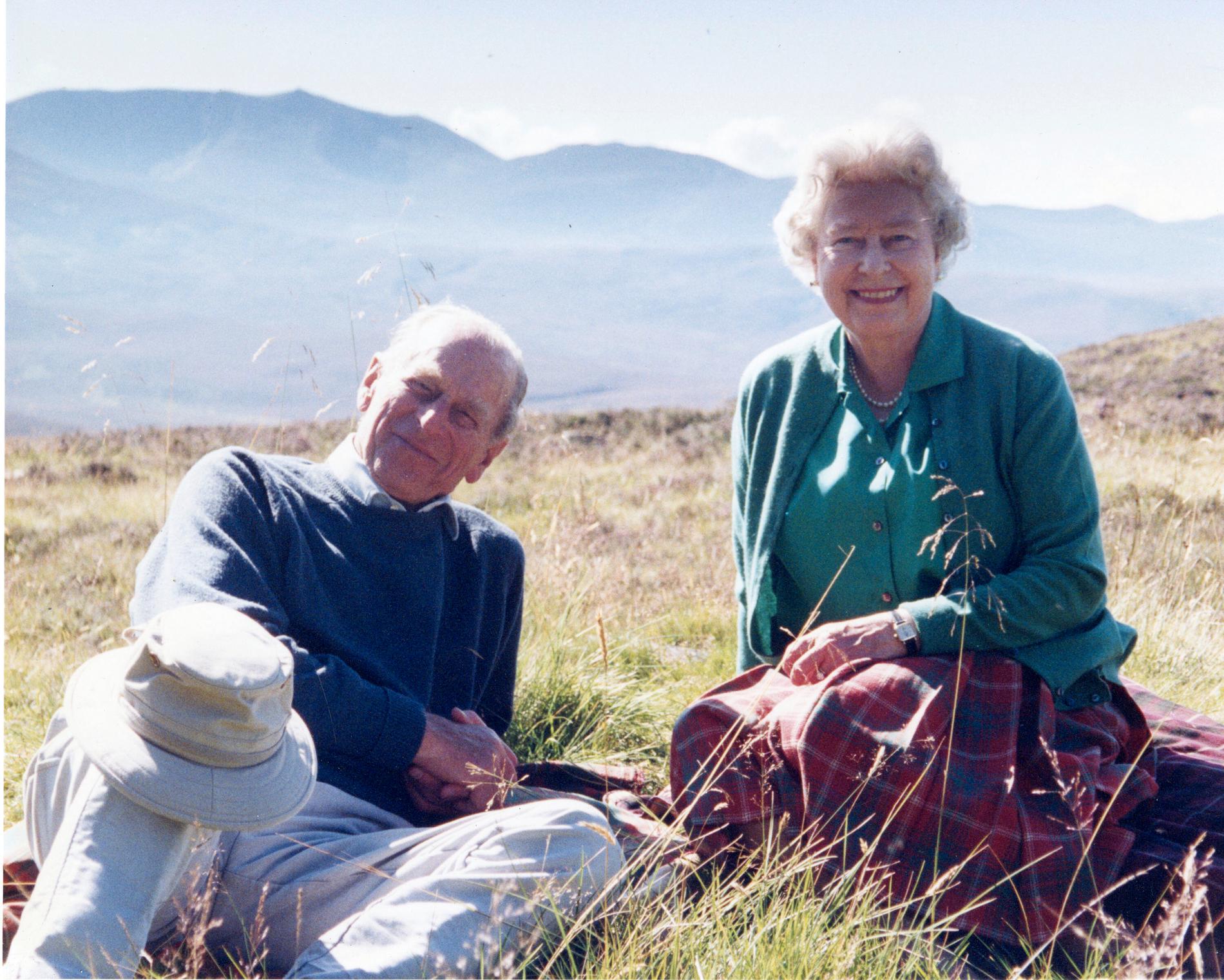 Prins Philip och drottning Elizabeth på semester 2003. Pressbild.