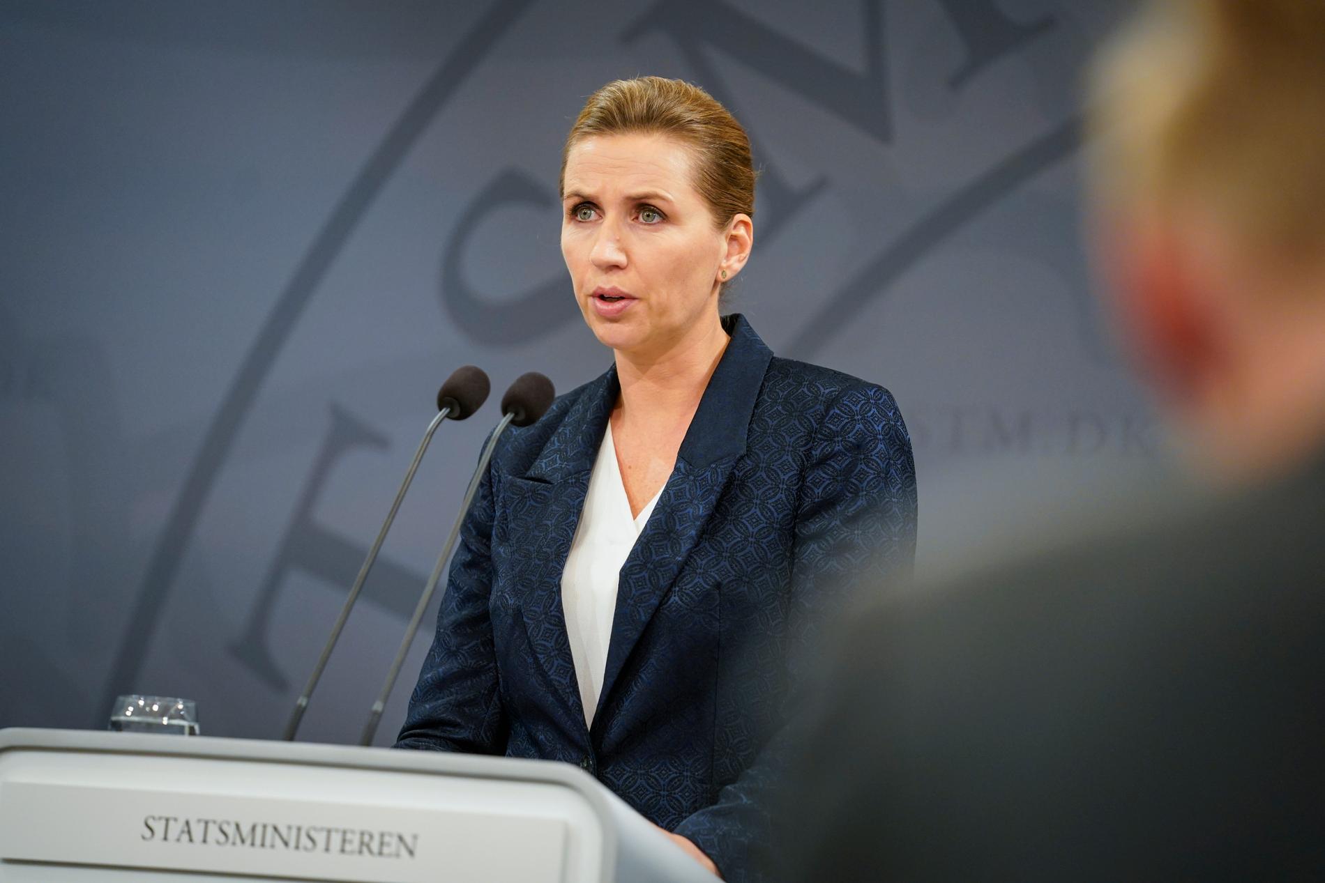 Statsminister Mette Frederiksen (S) när hon i fredags klargjorde att nya coronarestriktioner införs i Danmark.
