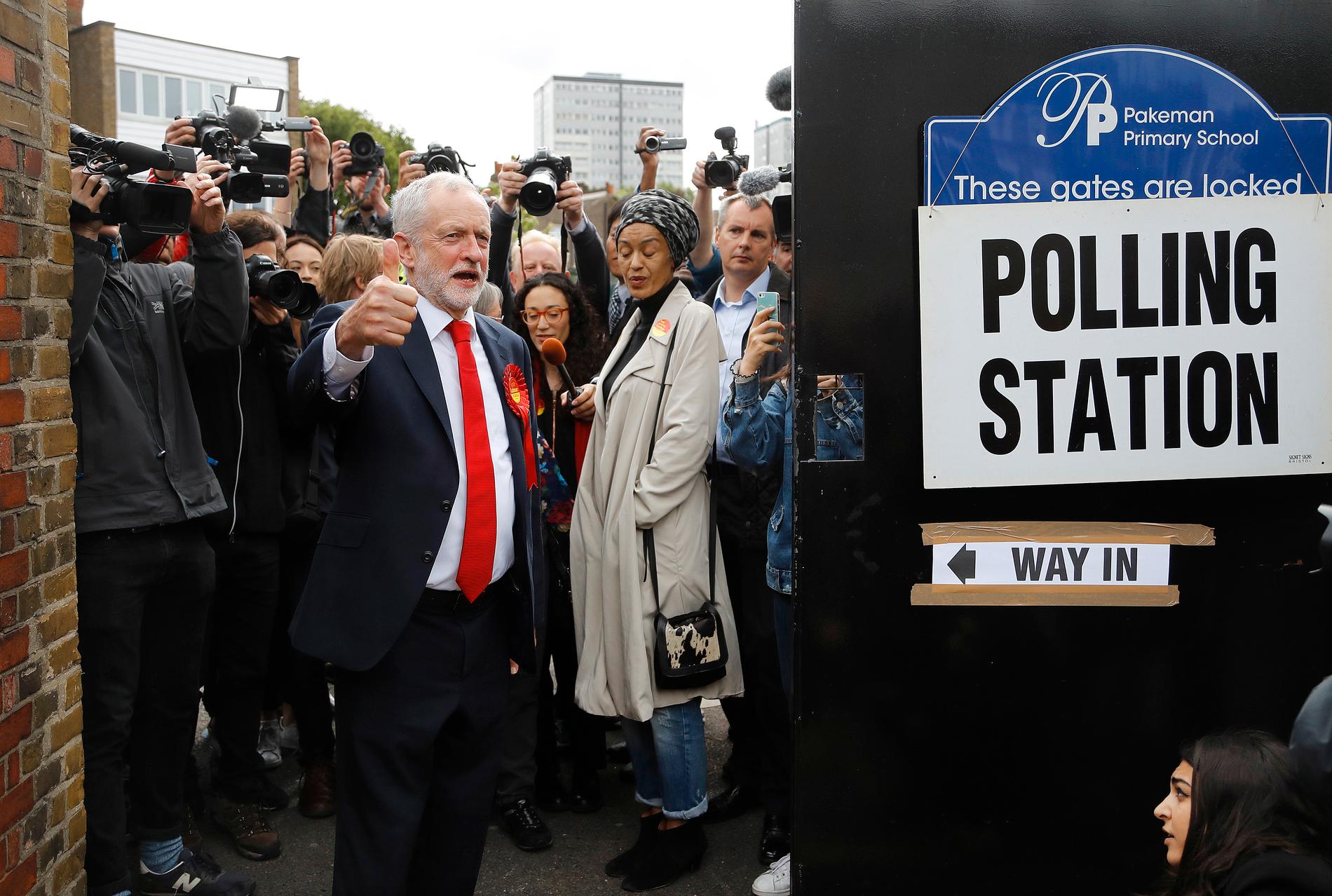 Labourledaren Jeremy Corbyn för tummen upp när han kommer ut från vallokalen i  London.