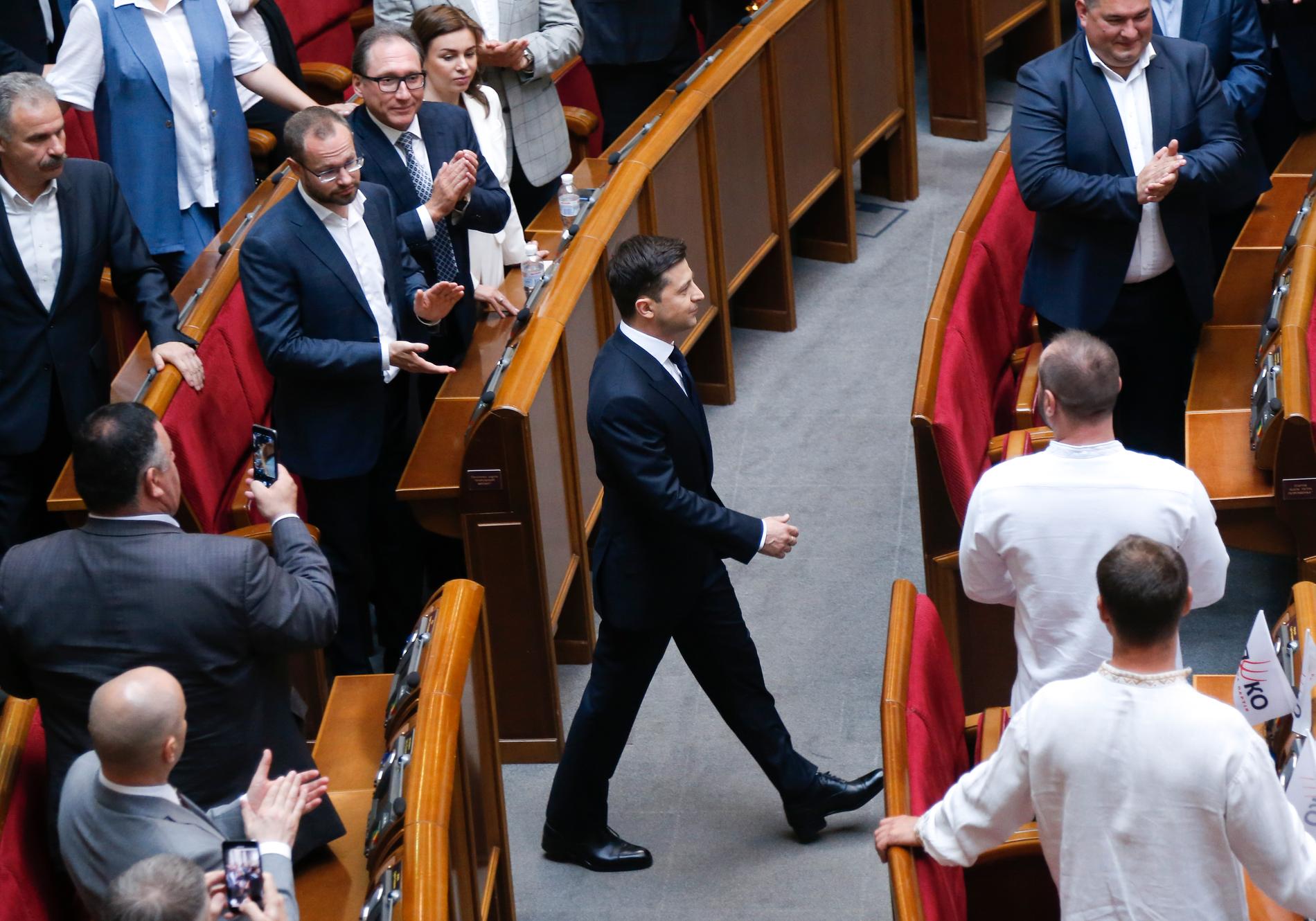 Ukrainas president Volodymyr Zelenskyj letar nya parlamentariker. Arkivbild.