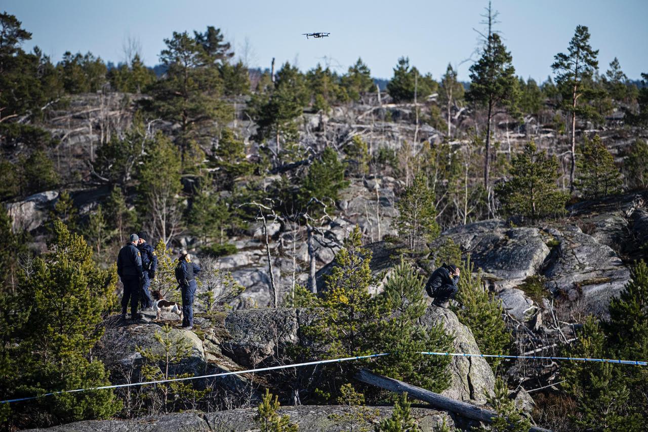 Polisen på plats i Tyresta Nationalpark där kvarlevor efter en människa hittats.