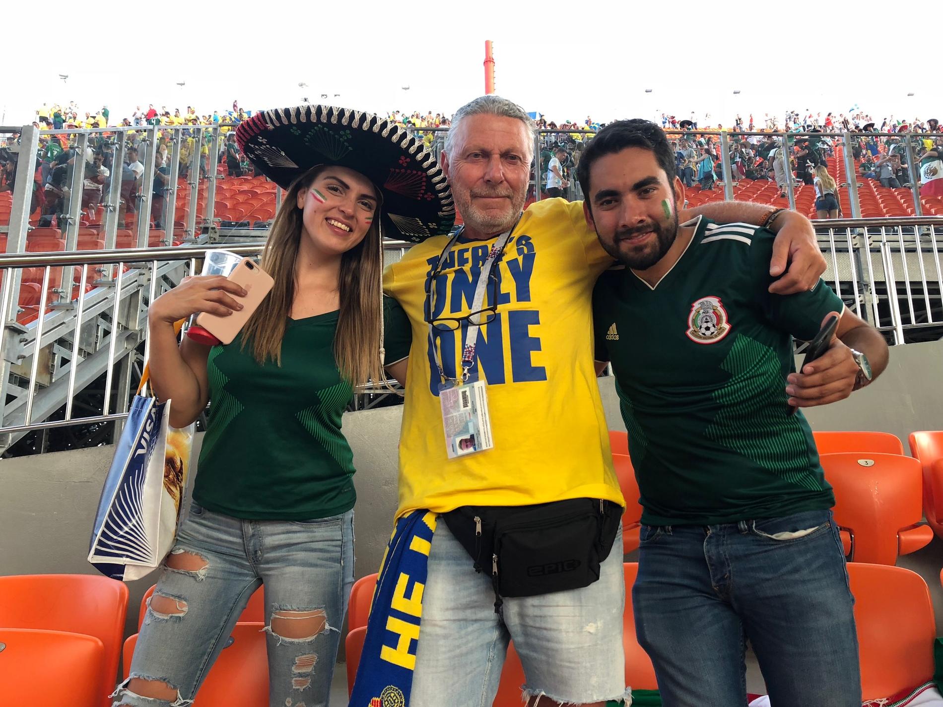 Laszlo Gustafsson tillsammans med två mexikanska fans.