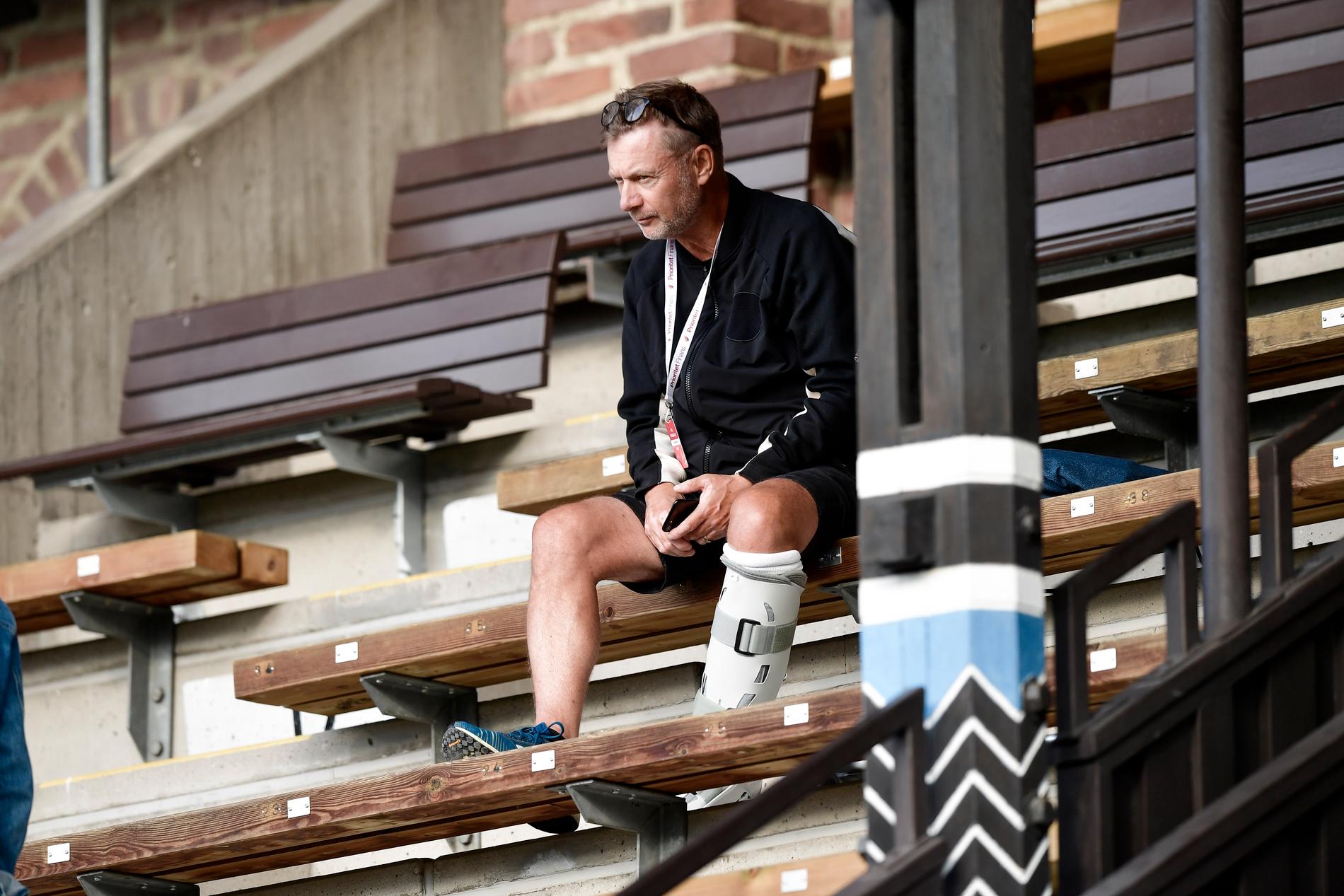 Sveriges förbundskapten Peter Gerhardsson såg det damallsvenska mötet mellan Djurgården och Eskilstuna på Stockholms stadion med en plastpjäxa runt sin hälseneskadade vänsterfot.
