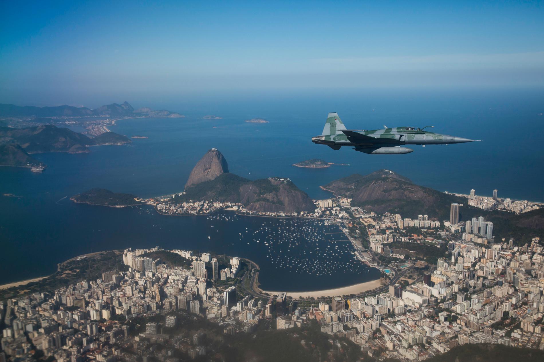 En sergeant i Brasiliens flygvapen döms till fängelse för narkotikasmuggling. Arkivbild: Ett F-5-plan från Brasiliens flygvapen flyger över Rio de Janeiro (2016).