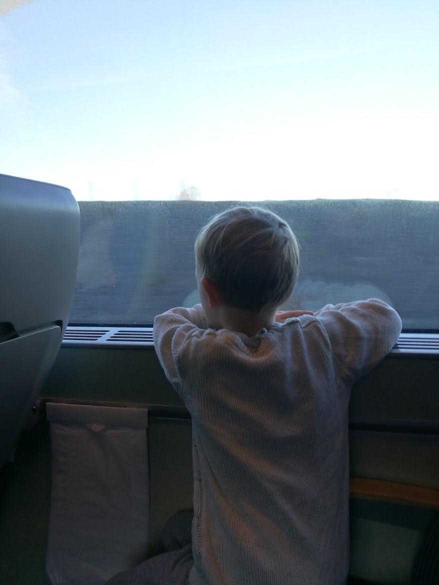 Yngsta barnet Ebbe, 6, älskar att åka tåg. 