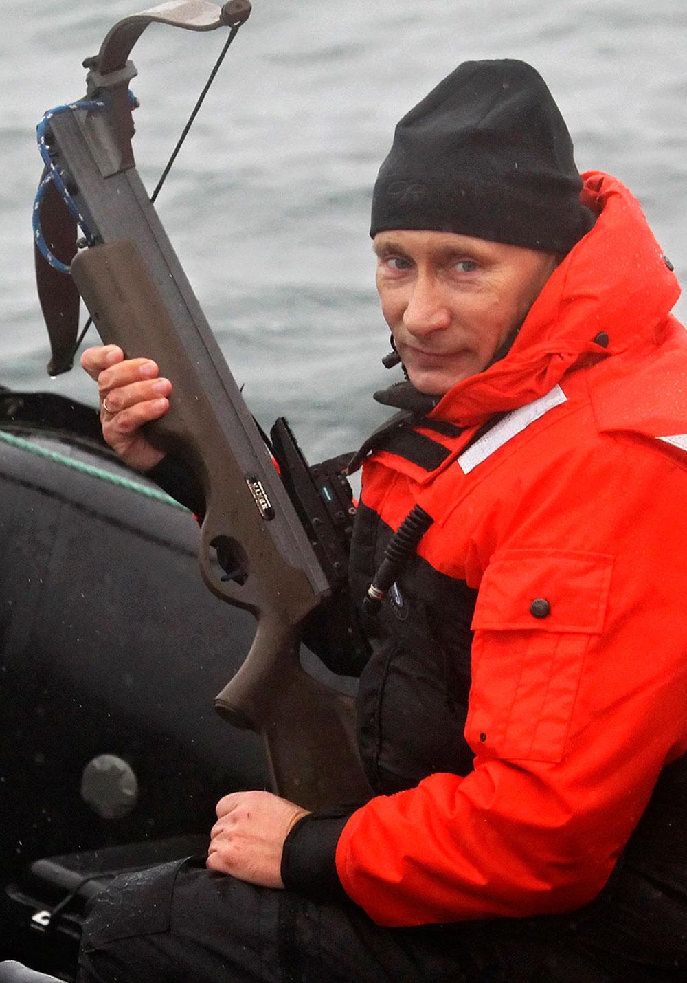 Putin  med armborst på Kamtjatka-halvön under en vetenskaplig expedition.