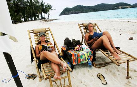Det är sista semesterdagen för systrarna Carola och Sofia Froby, och de kopplar av med varsin pocketbok på stranden på Koh Rayang. För den som vill lyxa till det lite extra går det att hyra hela ön för runt 3500 kronor per dygn.