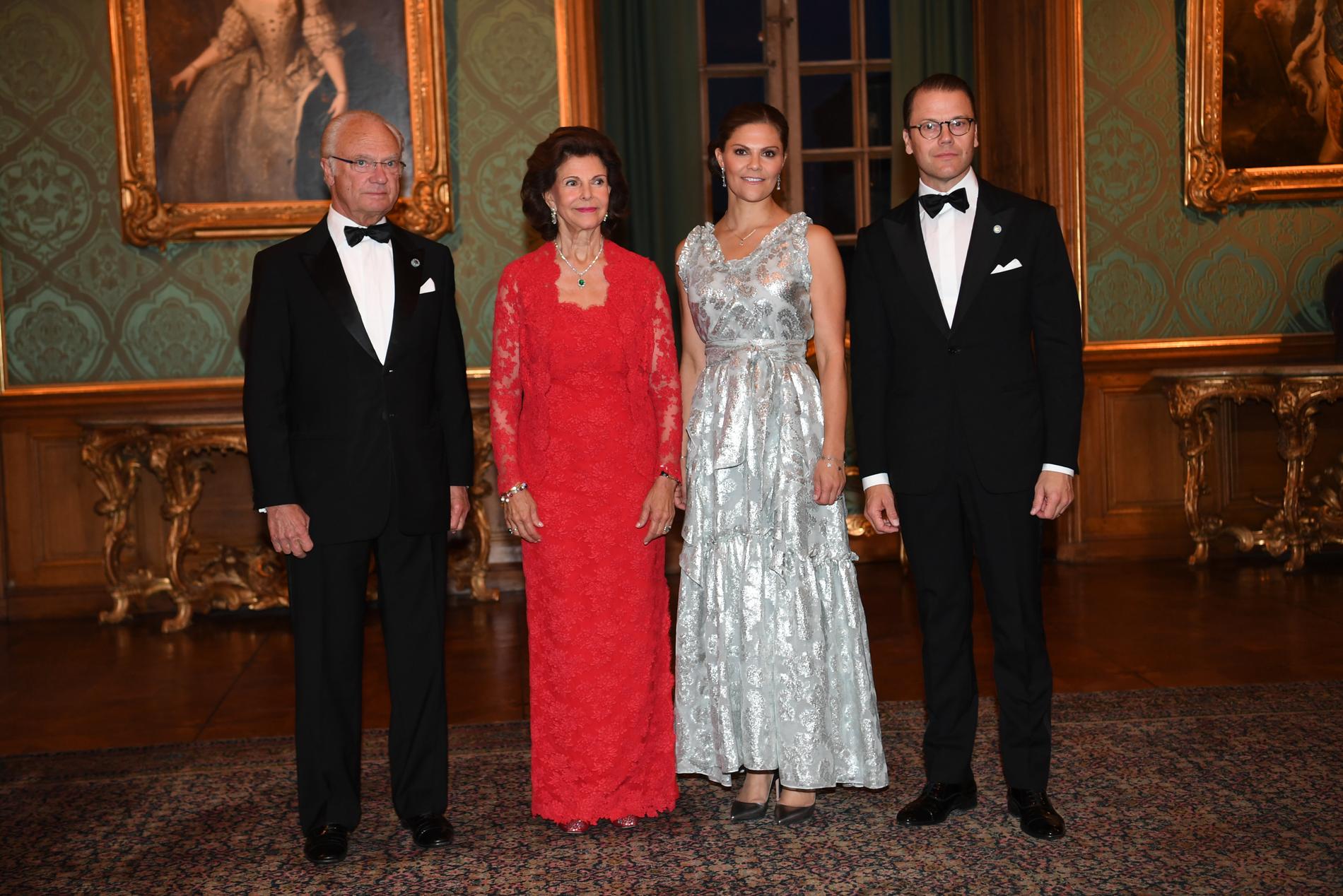 Drottning Silvia i traditionell klänning och kronprinsessan Victoria i klänning från H&M.